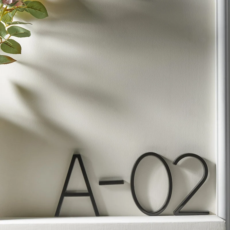 Huisnummer – Zinklegering van 12,7 cm met zwevende montage op de gevel