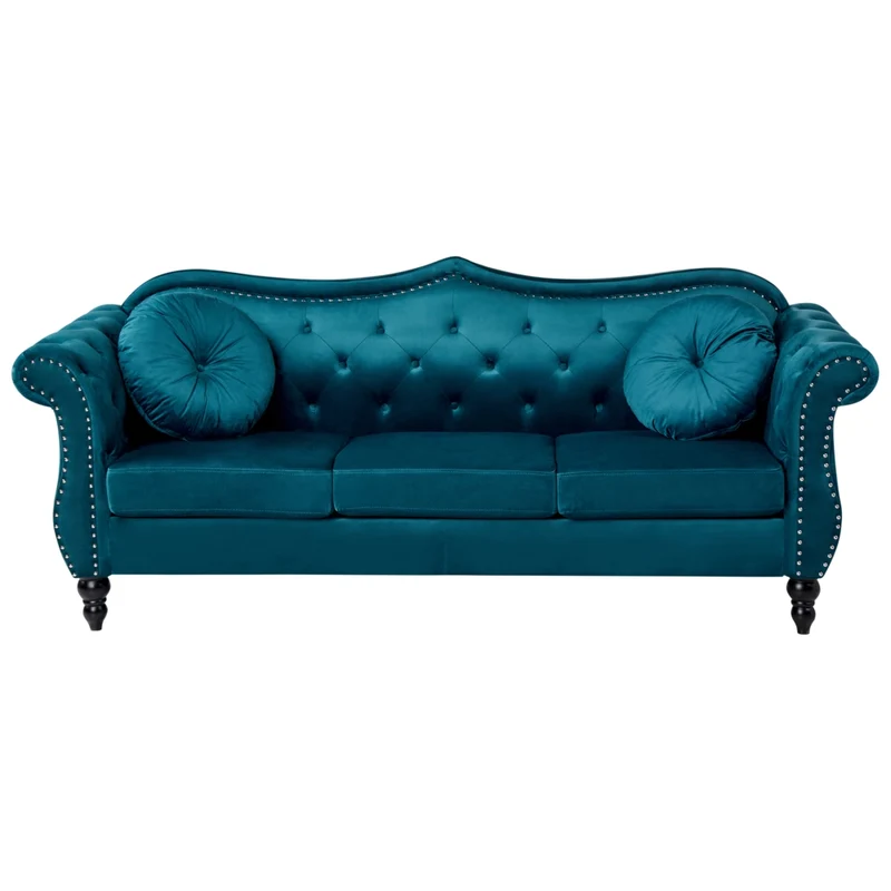 Divano in velluto verde acqua a 3 posti con rifiniture in borchie e cuscini trapuntati con bottoni Braccioli arrotondati Stile glamour