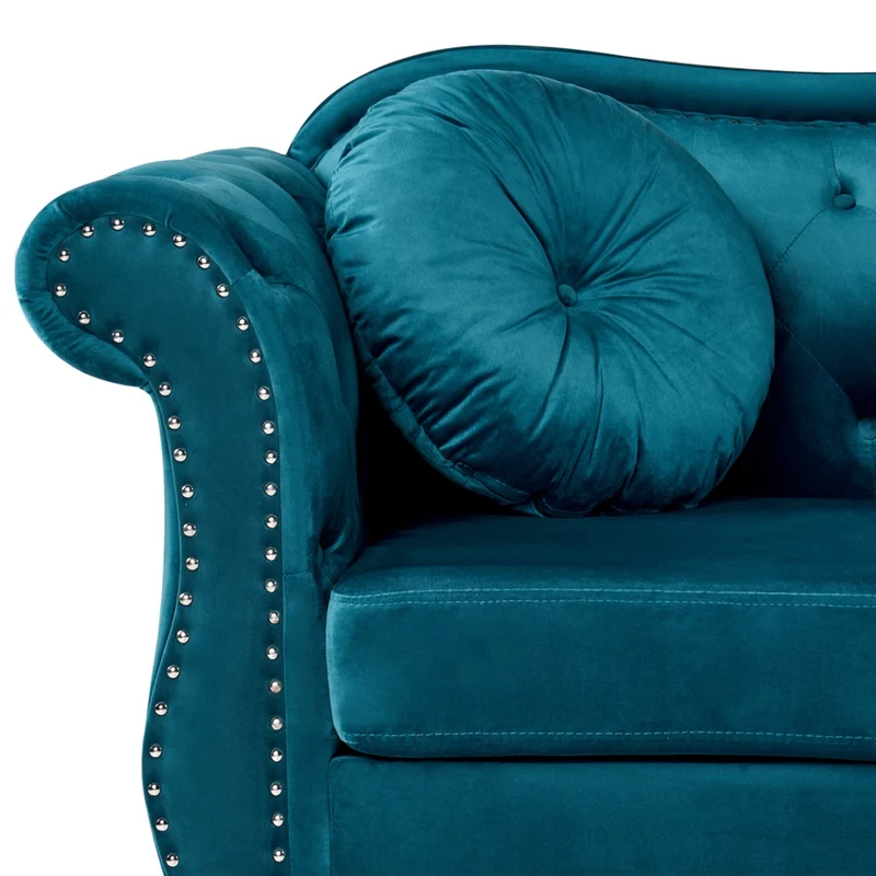 Divano in velluto verde acqua a 3 posti con rifiniture in borchie e cuscini trapuntati con bottoni Braccioli arrotondati Stile glamour