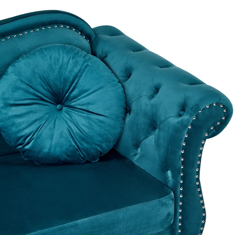 Divano in velluto verde acqua a 3 posti con rifiniture in borchie e cuscini trapuntati con bottoni Braccioli arrotondati Stile glamour