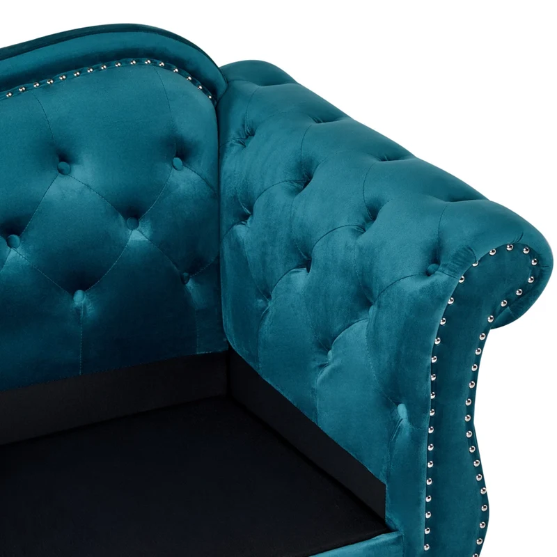 Divano in velluto verde acqua a 3 posti con rifiniture in borchie e cuscini trapuntati con bottoni Braccioli arrotondati Stile glamour