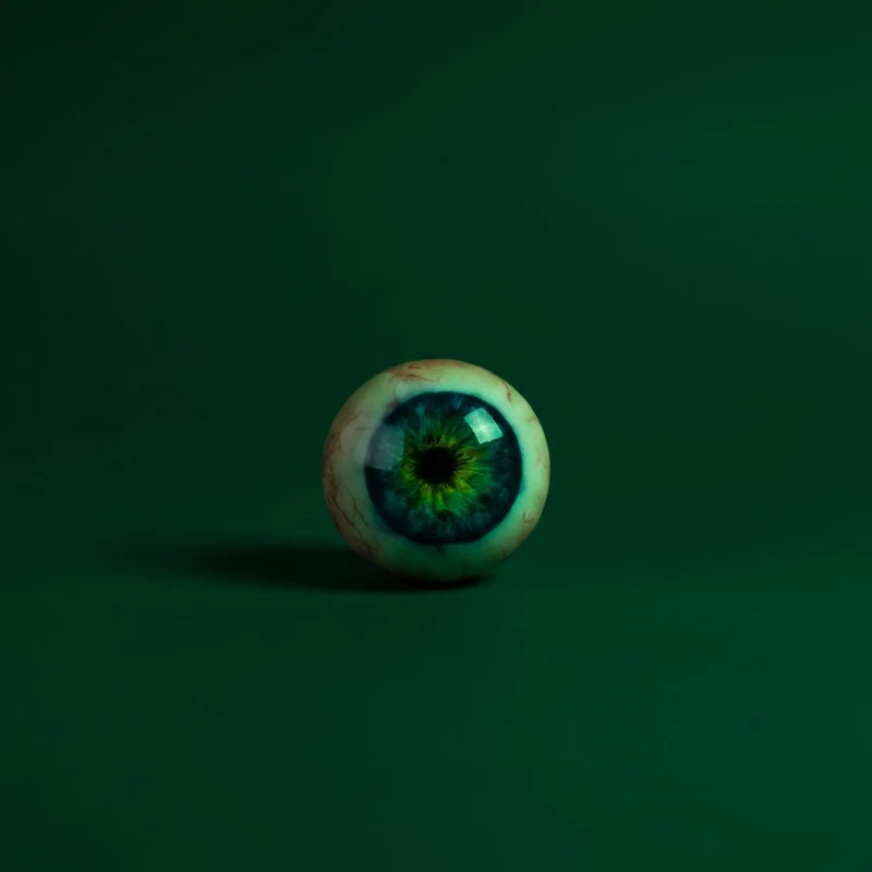 Halloween Home Decoration: Shiny Eyeball on a Three-Legged Stand for Outdoor Display