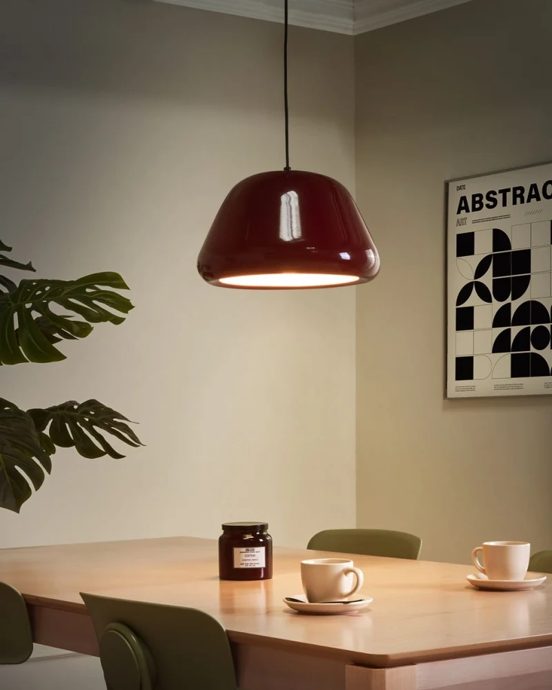 Lampada a sospensione in metallo rosso lucido moderna di ispirazione vintage di forma arrotondata