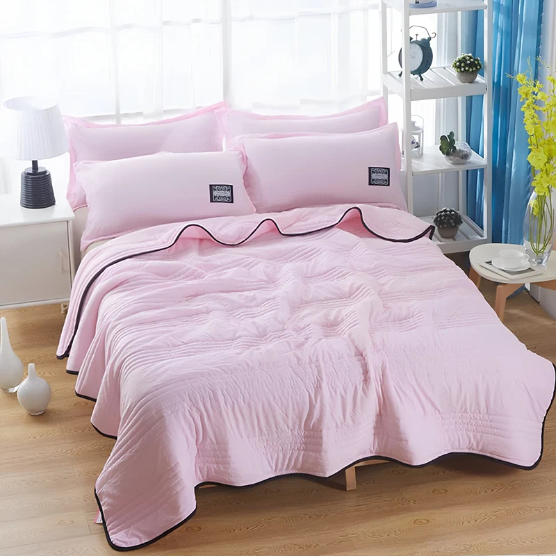 Summer Quilt Lightweight Quilted Blanket with Cooling Comfort and Black Piped Trim