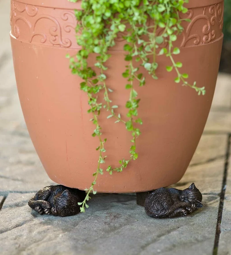 Set of garden pot supports shaped like animals