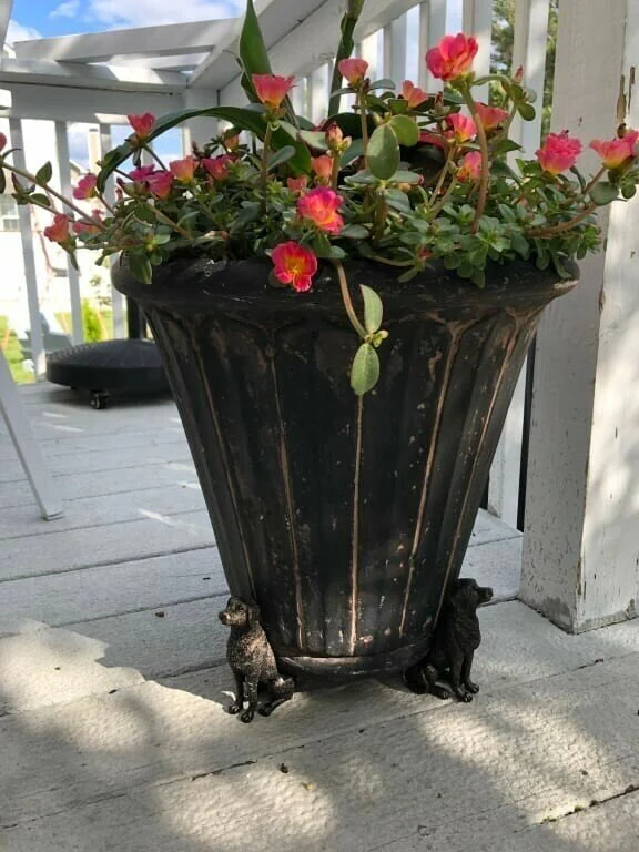 Set of garden pot supports shaped like animals