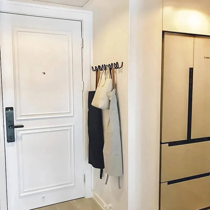 Space-saving wall hanger with multiple hooks wave