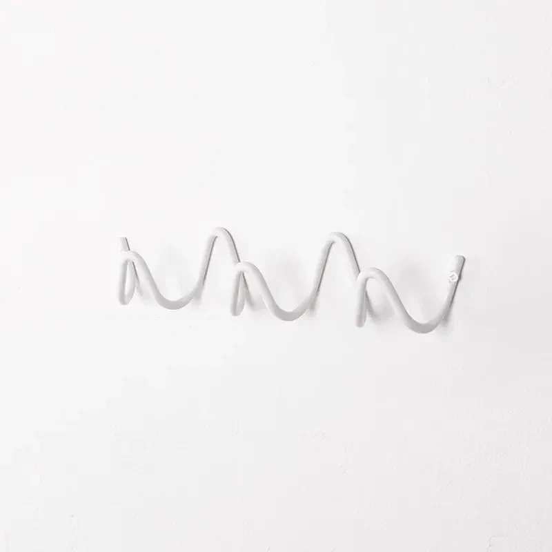 Space-saving wall hanger with multiple hooks wave