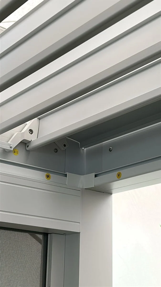 Pergola bioclimatica autoportante in alluminio bianco Gaia Xone