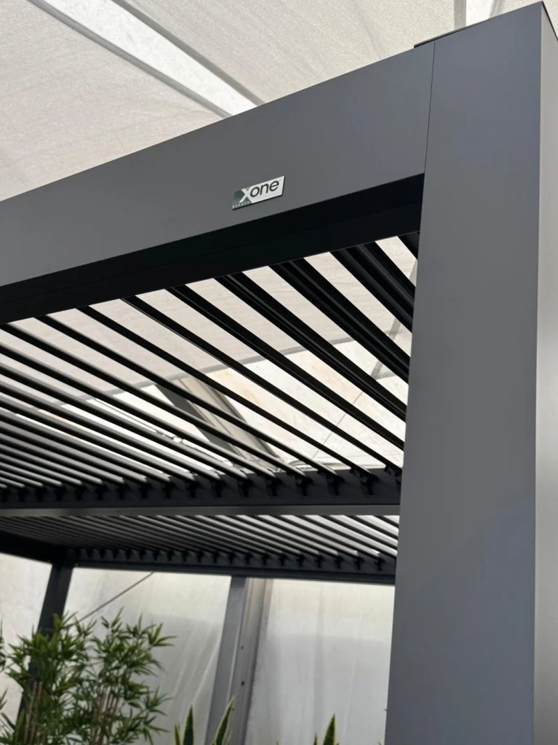 Pergola bioclimatica autoportante in alluminio antracite Gaia Xone
