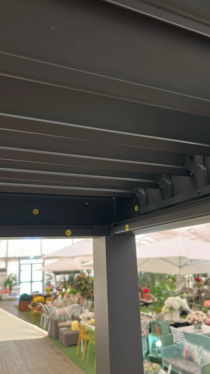 Pergola bioclimatica autoportante in alluminio antracite Gaia Xone