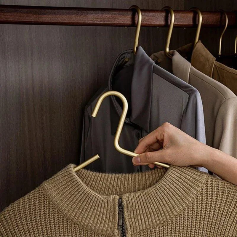 Elegant and functional 5-hook wardrobe organizer