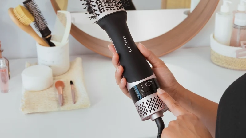 Cecotec Bamba CeramicCare Unique Touch Spazzola Lisciante Ceramica - 1200W - Asciuga e Modella - Funzione Aria Fredda - 3 Temperature - 2 Velocità - Ergonomico e Sicuro - Colore Nero
