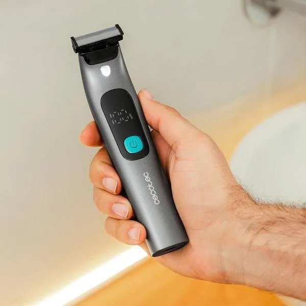 Cecotec PrecisionCare OneShave Screen Rasoio Rifilatore Multifunzione - Autonomia fino a 1.5h - IPX7 - Include Pettini Guida - Lame in Acciaio Inox - Colore Grigio Scuro