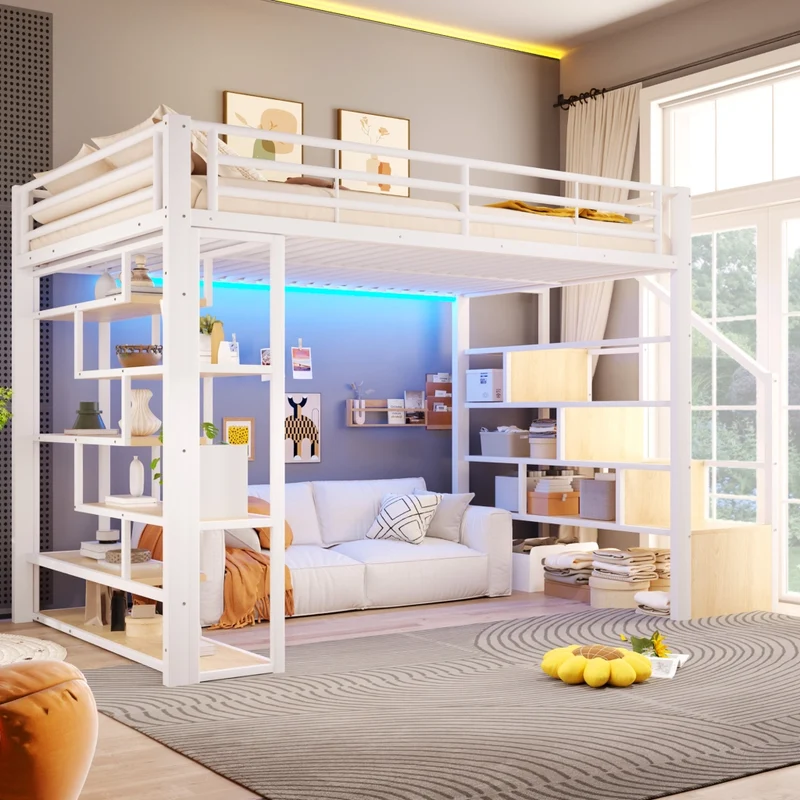 Letto a soppalco 140x200 per bambini con scala integrata; struttura in metallo e MDF; ripiani; LED e barriera; bianco