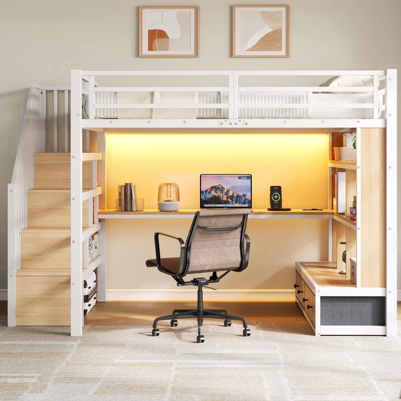 Letto a soppalco 140x200 con scrivania e scaffali; struttura in metallo e MDF bianco