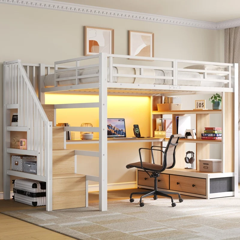 Letto a soppalco 140x200 con scrivania e scaffali; struttura in metallo e MDF bianco