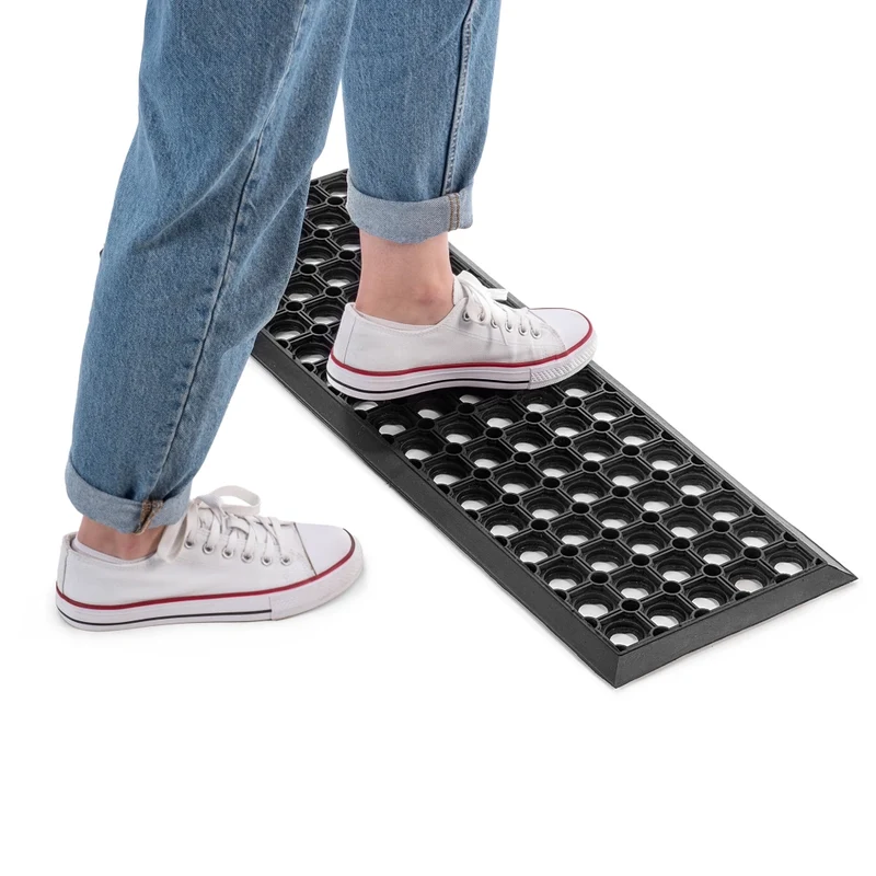 Tappetino per scale in gomma KADAX con bordo traforato, 75 cm, per esterni.