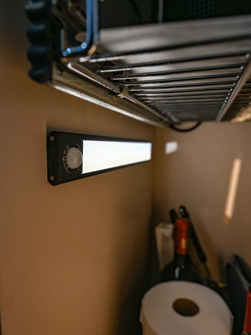 Der magnetische LED-Streifen - Offrotie-Lampe für Schränke, Küche, Bad - 3 Größen | Bewegungssensor | 3 Farbtemperaturen