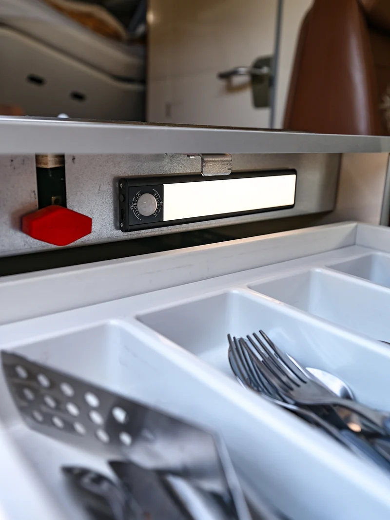 Der magnetische LED-Streifen - Offrotie-Lampe für Schränke, Küche, Bad - 3 Größen | Bewegungssensor | 3 Farbtemperaturen