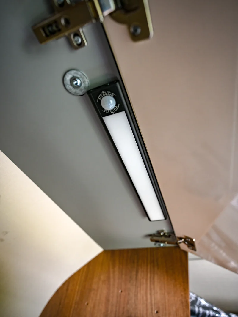 Der magnetische LED-Streifen - Offrotie-Lampe für Schränke, Küche, Bad - 3 Größen | Bewegungssensor | 3 Farbtemperaturen