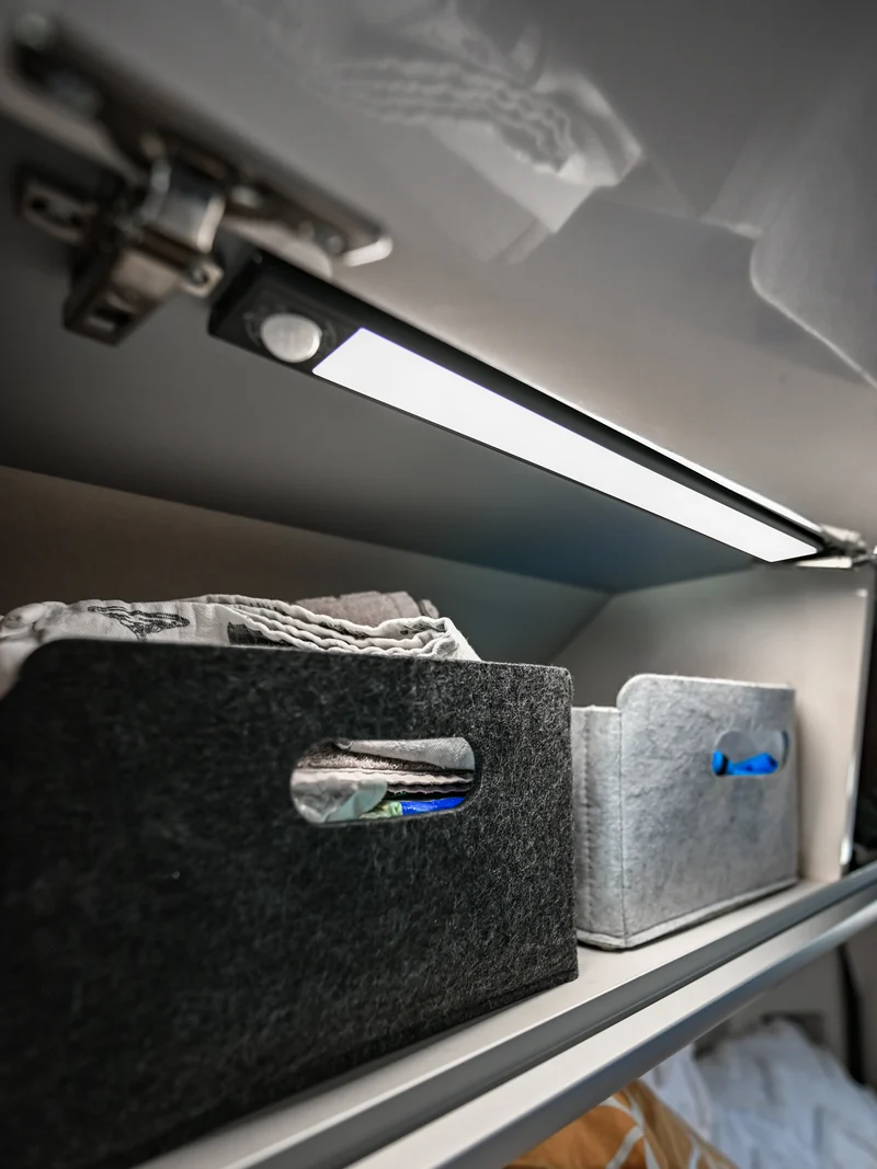 Der magnetische LED-Streifen - Offrotie-Lampe für Schränke, Küche, Bad - 3 Größen | Bewegungssensor | 3 Farbtemperaturen