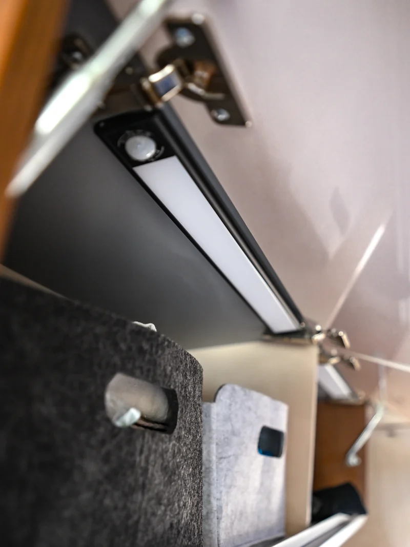 Der magnetische LED-Streifen - Offrotie-Lampe für Schränke, Küche, Bad - 3 Größen | Bewegungssensor | 3 Farbtemperaturen
