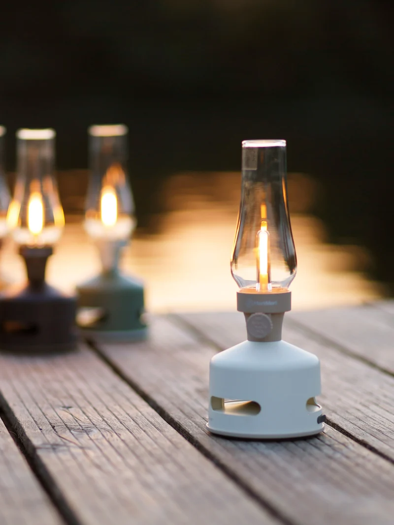 Die LED-Laterne mit Lautsprecher – Batteriebetrieben – Tragbar für das Vanlife