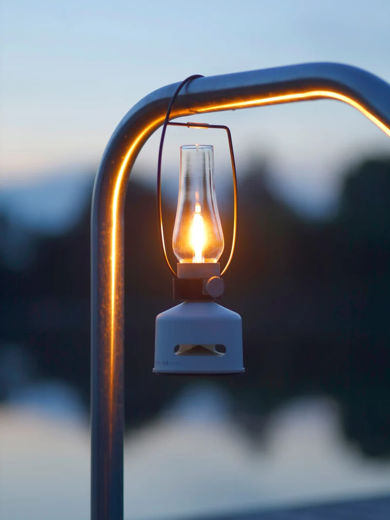 Die LED-Laterne mit Lautsprecher – Batteriebetrieben – Tragbar für das Vanlife