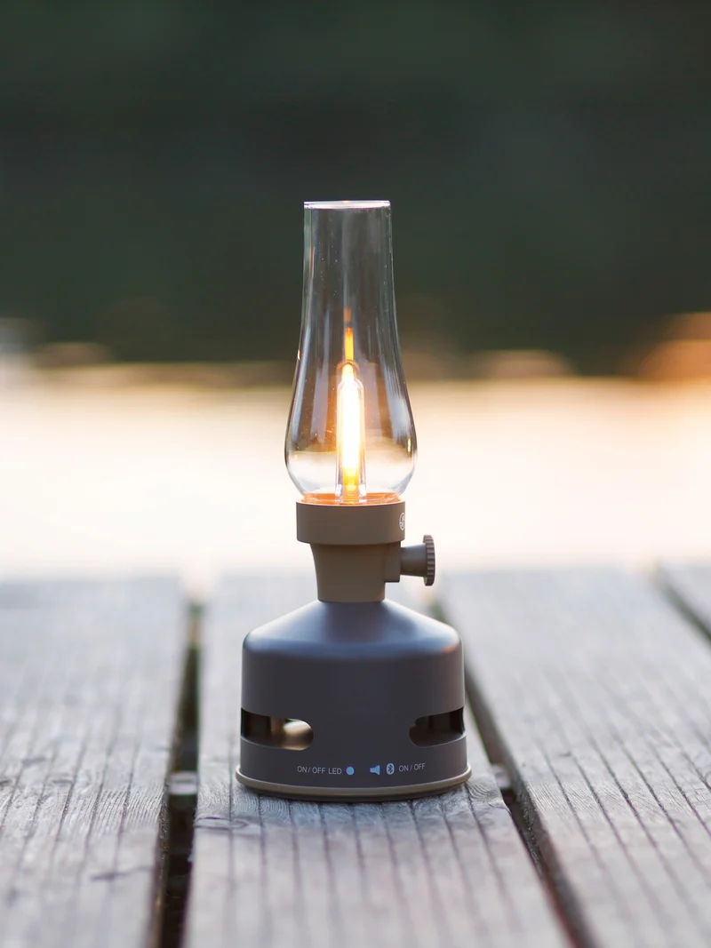 Die LED-Laterne mit Lautsprecher – Batteriebetrieben – Tragbar für das Vanlife