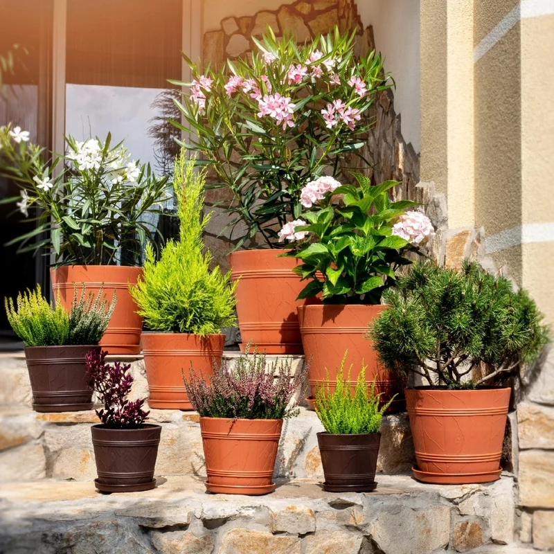 Vaso da fiori KADAX da 17 cm con coperchio effetto legno e supporto in plastica.