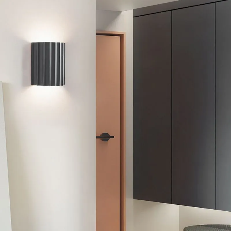 Elegant round wall lamp in soft colors