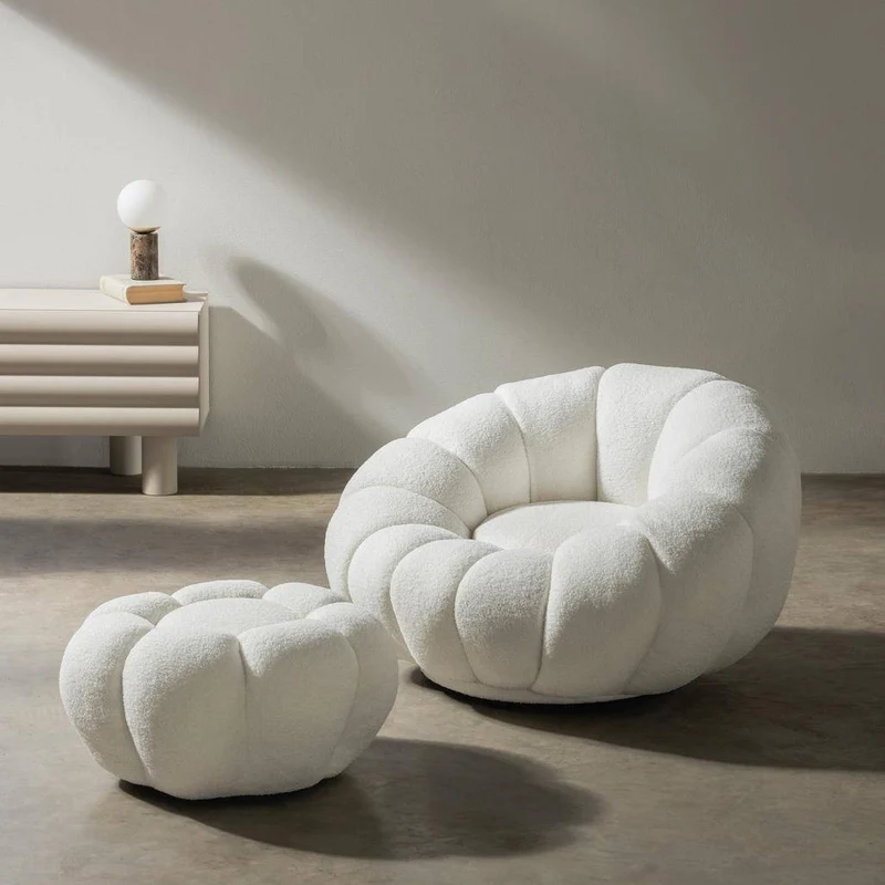 Poltrona girevole LOEL bianca, bouclé, forme arrotondate
