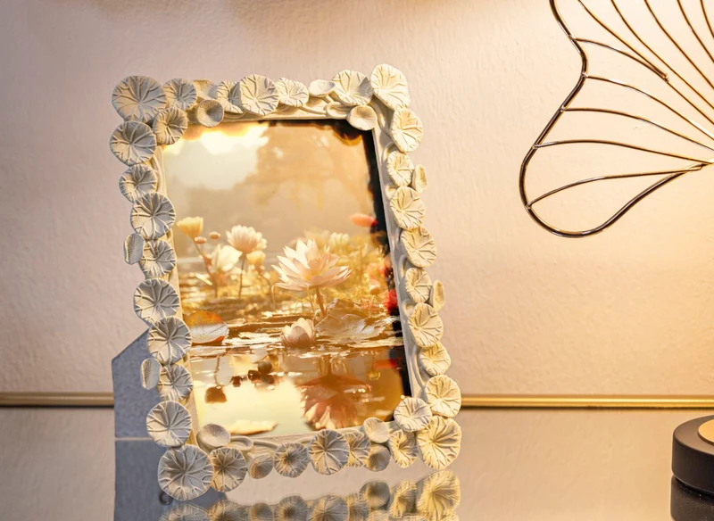 Cornice Lotus 20,8x2x25,9 cm in Resina e Vetro Crema