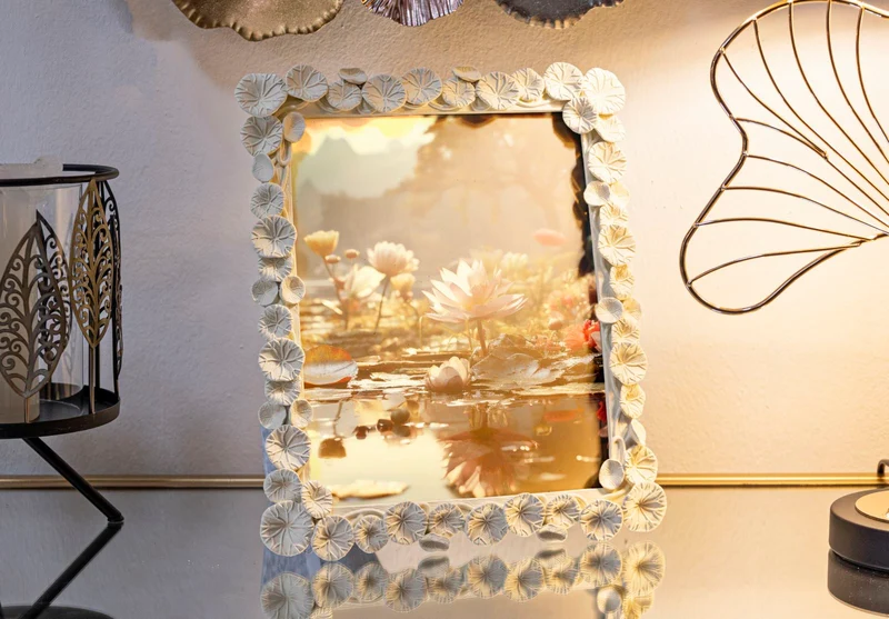 Cornice Lotus 25,8x2x31 cm in Resina e Vetro Crema