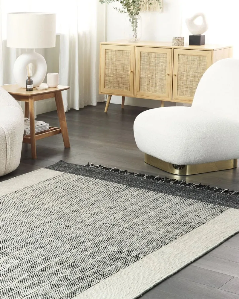 Tappeto bianco e nero lana cotone 160 x 230 cm intrecciato a mano rettangolare con frange