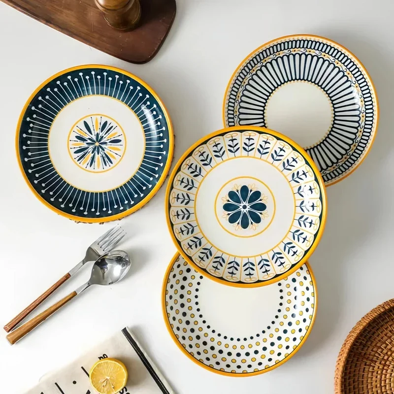 Bordenset – 4-delige porseleinen set met decoratief patroon en gouden rand