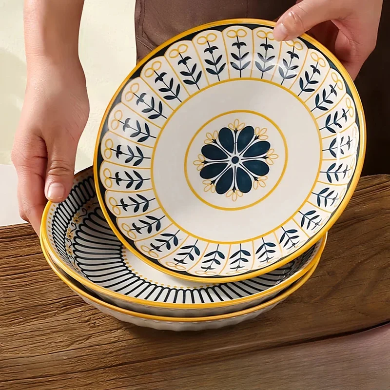 Bordenset – 4-delige porseleinen set met decoratief patroon en gouden rand