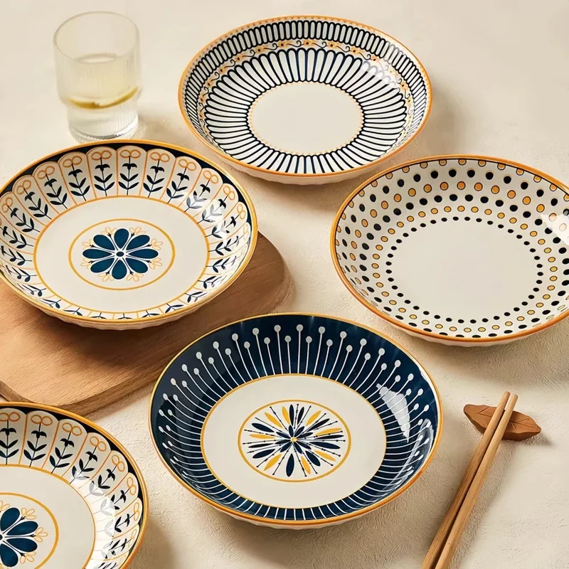 Bordenset – 4-delige porseleinen set met decoratief patroon en gouden rand
