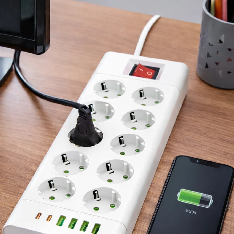 Ciabatta Multifunzione 8 Prese Schuko 5 USB 2500W con Interruttore Protezione IPX0