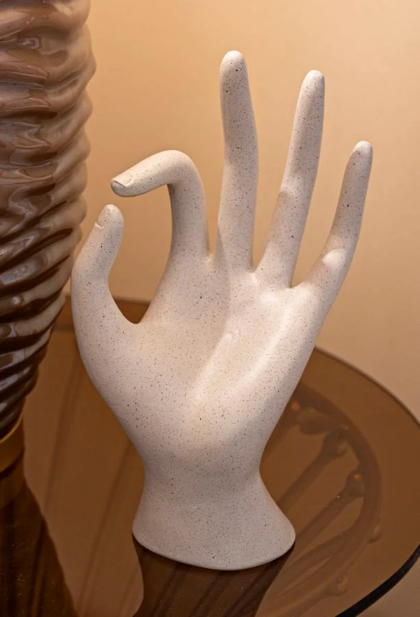 Scultura Ok Stons 14x10x24 cm in Resina Crema