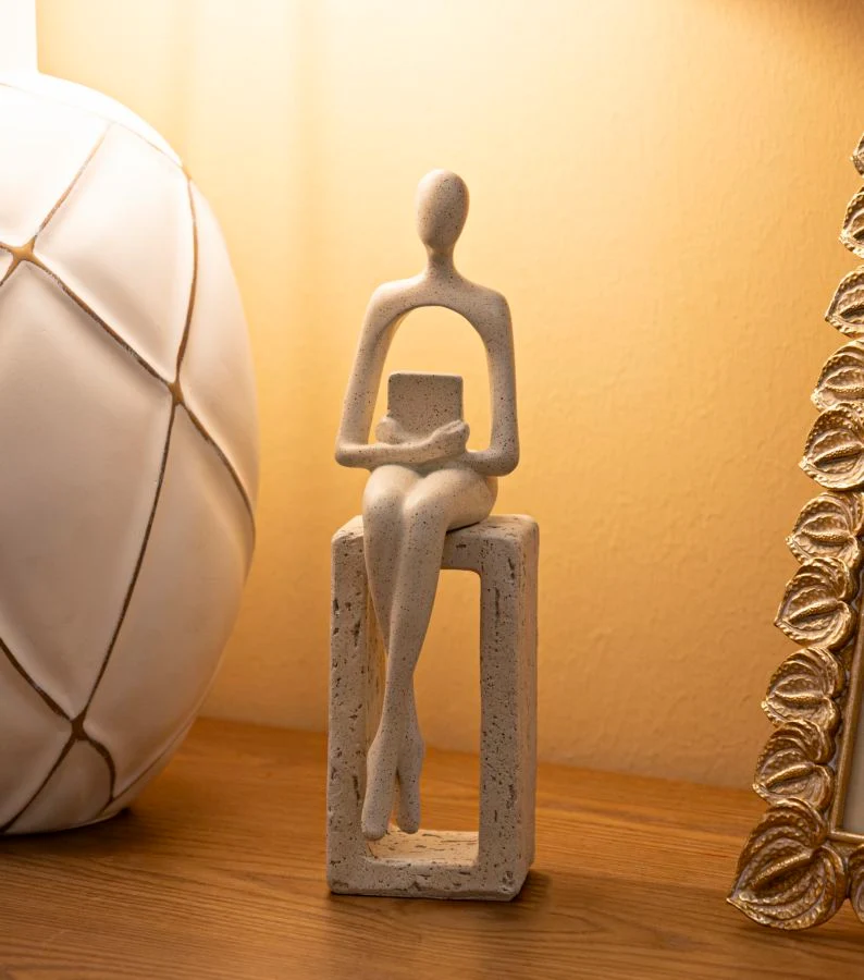 Statuetta Single Stons 8,5x6,5x24 cm in Resina Crema