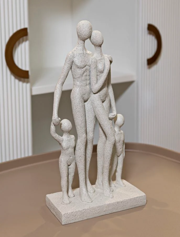 Statuetta Family Stons 16x8x30,5 cm in Resina Crema