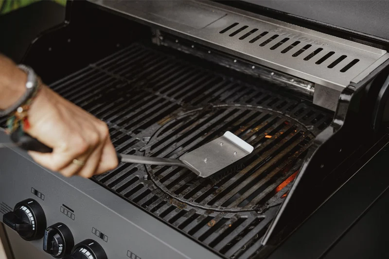 Spazzola per Barbecue con Setole in Acciaio Inox e Raschietto 38 cm Nero Acciaio ENDERS