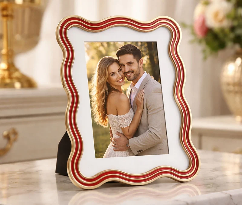 Cornice Elizabeth Rossa 17,5x1,3x22,5 cm in Zinco e Vetro Rosso e Oro