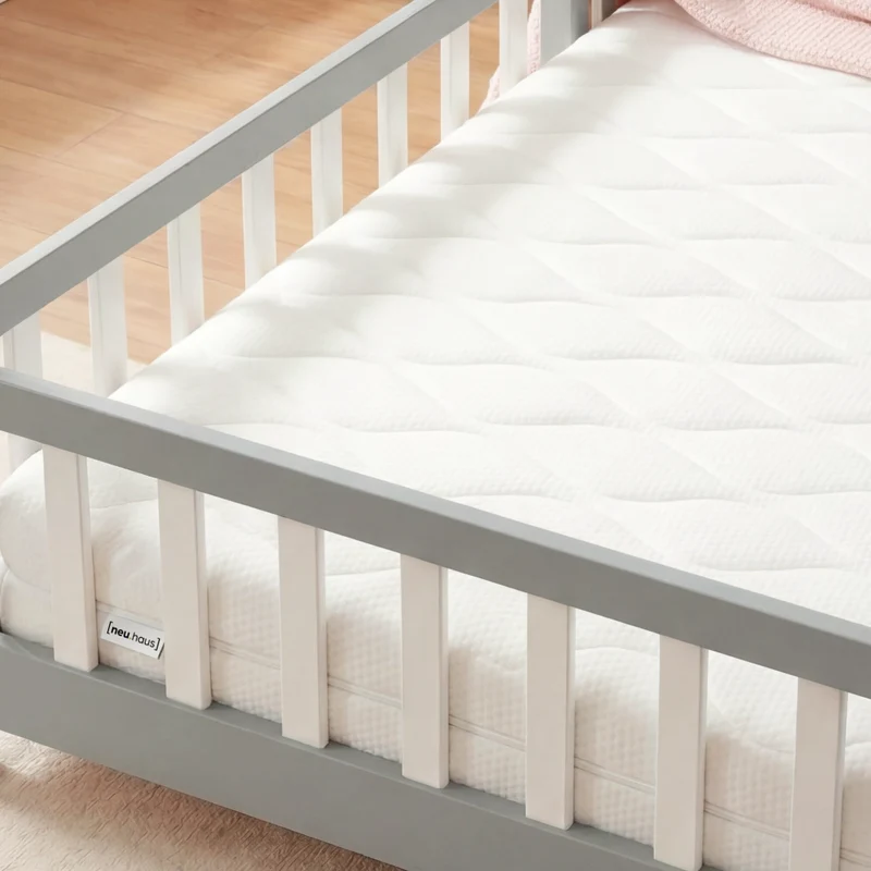 Letto per Cameretta Treviolo a Forma di Casetta in Stile Montessori con Materasso 120x200 cm - Grigio Chiaro/Bianco [en.casa]