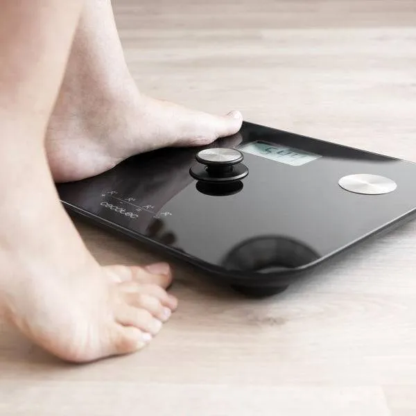 Cecotec Surface Precision EcoPower 10100 Full Healthy Black Bilancia Pesapersone fino a 180kg - Misurazione Bioimpedenza - Vetro Temperato - 4 Sensori - Piedini Antiscivolo - Ultrasottile - Colore Nero