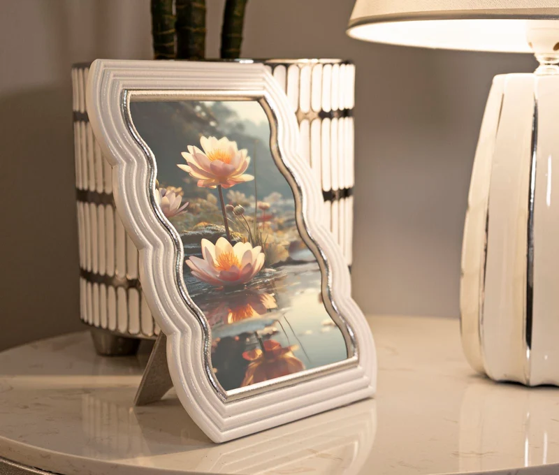 Cornice Curty 19,9x1,5x25,2 cm in Resina e Vetro Bianco e Argento