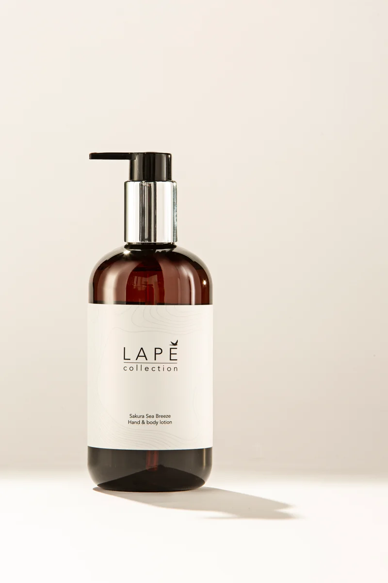 Crema idratante profumata mani e corpo Diversey LAPĒ Collection Sakura Sea Breeze Hand & Body Lotion 8x300 ml DISPONIBILE IN 7 GIORNI LAVORATIVI