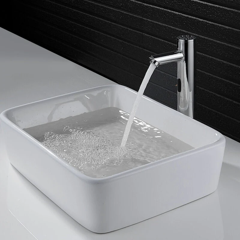 Automatic washbasin faucet with motion sensor